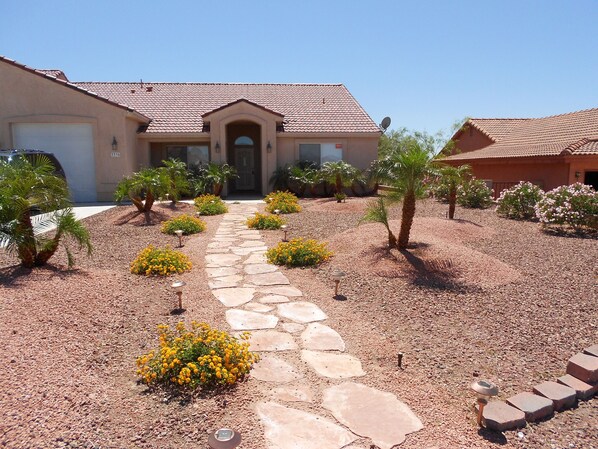 Property grounds - Quiet and Spacious 4-br home - Safe Neighborhood - SNOWBIRDS WELCOME (Bullhead City)