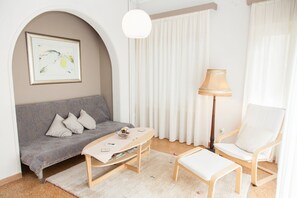 Apartamento, 2 quartos | Sala de estar | TV de tela plana