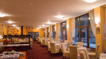 Free daily buffet breakfast