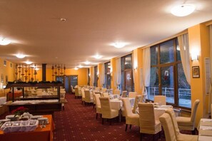 Free daily buffet breakfast  - Hotel Edelweiss (Samokov)