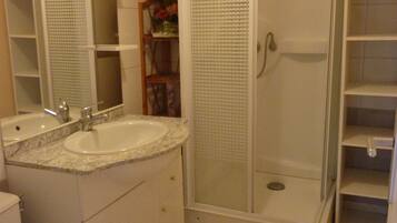 Huis, 2 slaapkamers | Badkamer | Een douche, gratis toiletartikelen, handdoeken