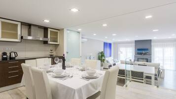 Family Townhome, 4 Bedrooms, Non Smoking, Pool Access (Golf) | In-room dining