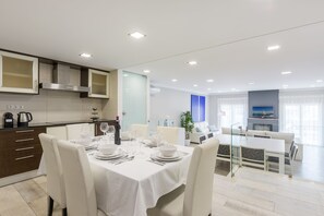 Family Townhome, 4 Bedrooms, Non Smoking, Pool Access (Golf) | In-room dining - D Loft Sea and Golf (Albufeira)