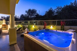 Bồn tắm spa ngoài trời