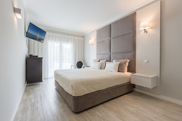 Family Townhome, 4 Bedrooms, Non Smoking, Pool Access (Golf) | 3 bedrooms, in-room safe, laptop workspace, blackout drapes