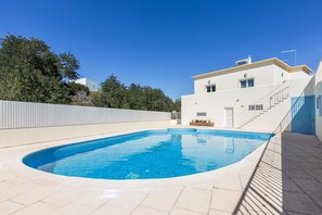 Piscine extérieure, chaises longues