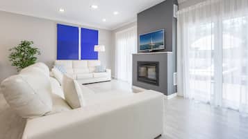 Family Townhome, 4 Bedrooms, Non Smoking, Pool Access (Golf) | Living room | 40-inch flat-screen TV with digital channels, TV