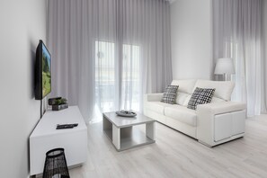 Deluxe Townhome | Living room | 40-inch flat-screen TV with digital channels, TV - D Loft Sea and Golf (Albufeira)