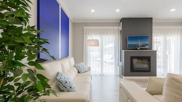 Family Townhome, 4 Bedrooms, Non Smoking, Pool Access (Golf) | Living area | 40-inch flat-screen TV with digital channels, TV