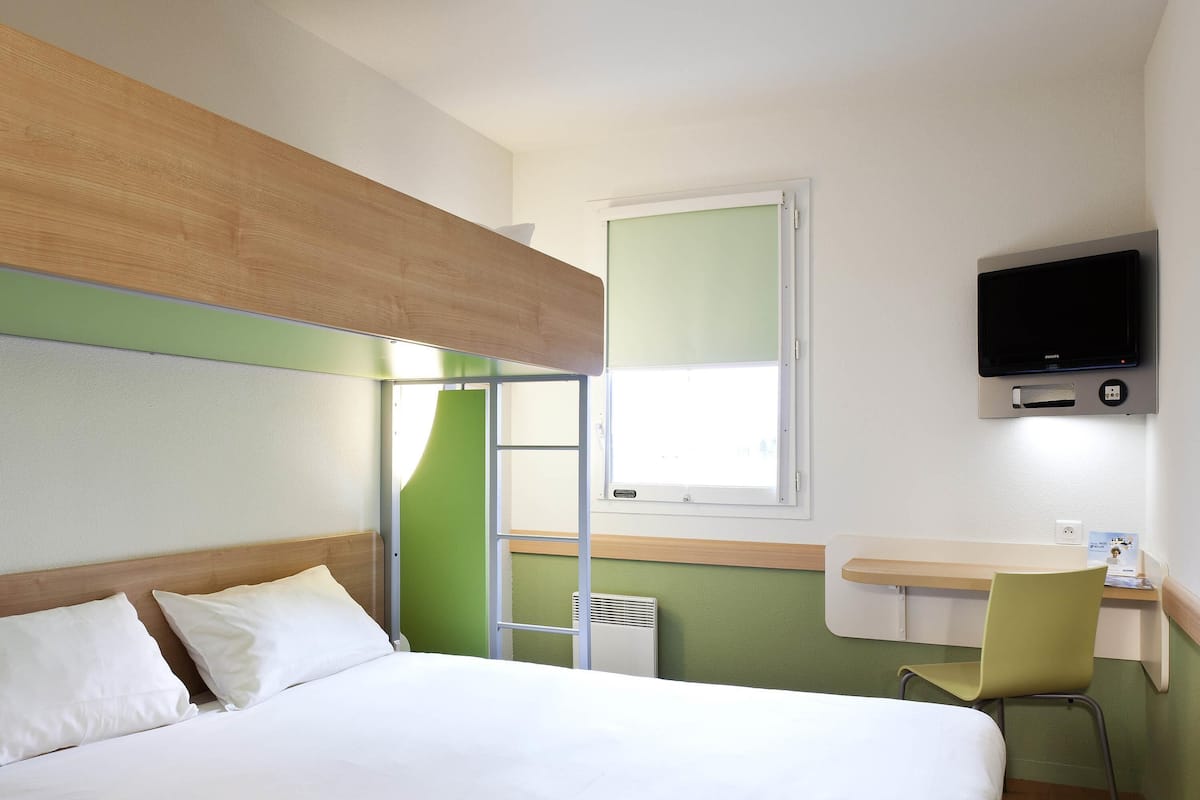 Triple Room, Multiple Beds | 1 bedroom, desk, laptop workspace, iron/ironing board
