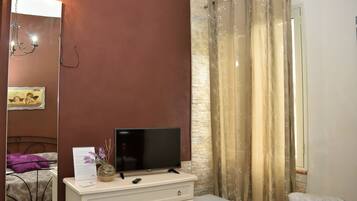 Habitación Deluxe, vistas al jardín | Minibar, decoración individual, mobiliario individual y escritorio