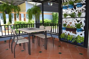 อาหารเช้าแบบท้องถิ่นทุกวัน (THB 60 ต่อคน)