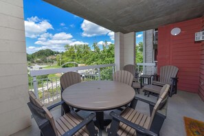 Apartment, Mehrere Betten (Bear Crossing 301) | Balkon