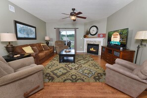 Apartment, Mehrere Betten (Bear Crossing 301) | Wohnzimmer | Flachbildfernseher, DVD-Player