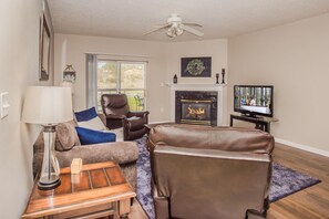 Huoneisto, useita sänkyjä (Bear Crossing 201) | Olohuone | Taulutelevisio