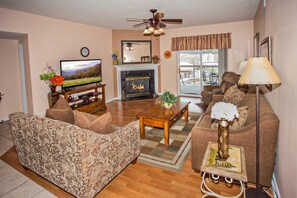 Condo, varias camas (Bear Crossing 403) | Área de sala de estar | Televisión de pantalla plana y reproductor de DVD 