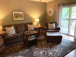 Huoneisto, useita sänkyjä (Cedar Lodge 102) | Olohuone | Taulutelevisio, takka, DVD-soitin