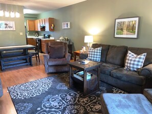 Appartement, meerdere bedden (Cedar Lodge 102) | Woonkamer | Een flatscreentelevisie, een open haard en een dvd-speler