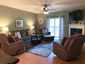 Huoneisto, useita sänkyjä (Cedar Lodge 102) | Olohuone | Taulutelevisio, takka, DVD-soitin