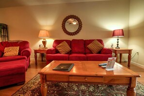 คอนโด, หลายเตียง (Cedar Lodge 103) | บริเวณนั่งเล่น | ทีวีจอแบน, เครื่องเล่นดีวีดี