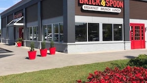 Un bâtiment sur lequel on peut lire l’inscription « BRICK & SPOON » et « PETIT-DÉJEUNER, BRUNCH, DÉJEUNER ».