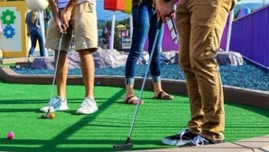 Een minigolfbaan met kunstgras en een putting green.