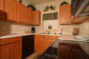 House, Multiple Beds (Cedar Lodge 204) | Private kitchen | Fridge, microwave, oven, stovetop