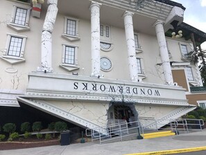 Un bâtiment à l’architecture classique, avec des colonnes et une grande enseigne sur laquelle on peut lire « ANDERSONS ».