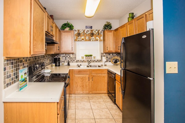 Condo, Multiple Beds (Cedar Lodge 105) | Private kitchen | Oven