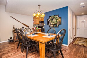 Condo, Multiple Beds (Cedar Lodge 105) | In-room dining