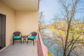 Apartamento, varias camas (Cedar Lodge 202) | Balcón