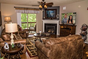 Leilighet, flere senger (Cedar Lodge 402) | Oppholdsområde | Flatskjerm-TV og DVD-spiller