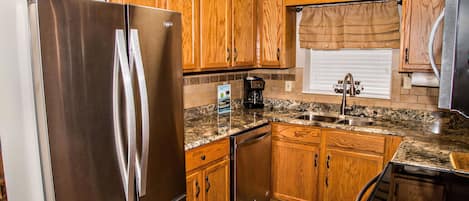 Condo, Multiple Beds (Cedar Lodge 402) | Private kitchen | Oven