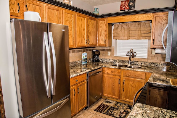Condo, Multiple Beds (Cedar Lodge 402) | Private kitchen | Oven