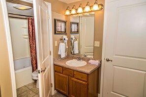 Apartment, Mehrere Betten (Cedar Lodge 302) | Badezimmer