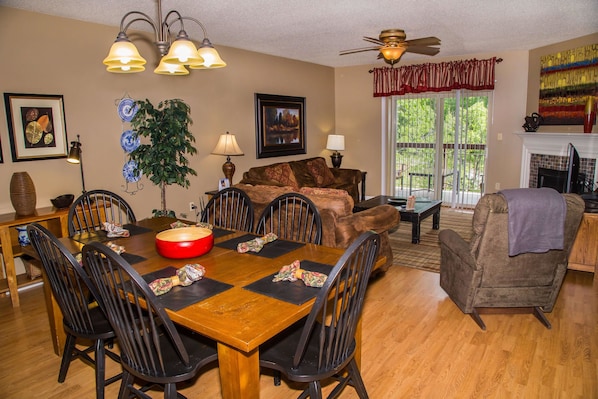 Condo, Plusieurs lits (Cedar Lodge 302) | Repas dans la chambre