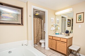 Bathroom - Bear Crossing 103 (Pigeon Forge)