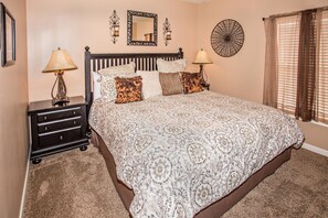 Apartment, Mehrere Betten (Cedar Lodge 404) | 2 Schlafzimmer, Bügeleisen/Bügelbrett, kostenloses WLAN, Bettwäsche