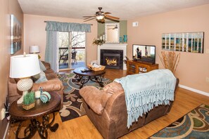 Apartment, Mehrere Betten (Cedar Lodge 404) | Wohnbereich | Flachbildfernseher, DVD-Player