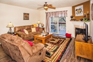 Apartment, Mehrere Betten (Cedar Lodge 403) | Wohnbereich | Flachbildfernseher, Kamin, DVD-Player