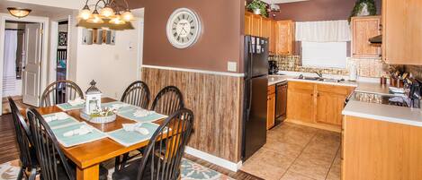 Condo, Multiple Beds (Cedar Lodge 303) | In-room dining