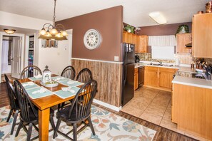 公寓客房, 多張床 (Cedar Lodge 303) | 房內用餐區