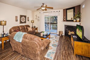 公寓客房, 多張床 (Cedar Lodge 303) | 起居區 | 平面電視、壁爐、 DVD 播放機