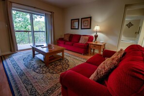 Ferienhaus, Mehrere Betten (Cedar Lodge 405) | Wohnbereich | Flachbildfernseher, Kamin, DVD-Player