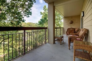 Casa, varias camas (Cedar Lodge 405) | Balcón
