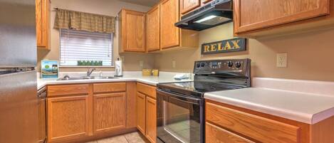 House, Multiple Beds (Cedar Lodge 701) | Private kitchen | Fridge, microwave, oven, stovetop