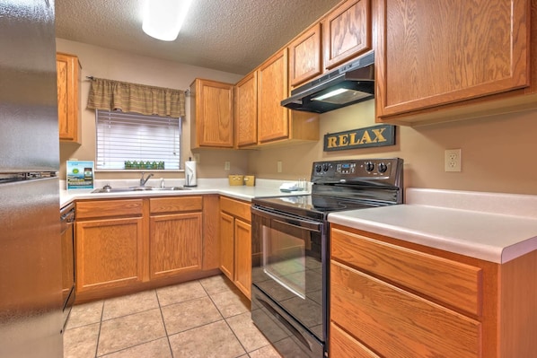 House, Multiple Beds (Cedar Lodge 701) | Private kitchen | Fridge, microwave, oven, stovetop