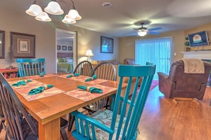 House, Multiple Beds (Cedar Lodge 701) | In-room dining