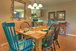 House, Multiple Beds (Cedar Lodge 701) | In-room dining - Cedar Lodge 701 (Pigeon Forge)
