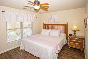 Apartamento, varias camas (Cedar Lodge 704) | 2 dormitorios, tabla de planchar con plancha, wifi gratis y ropa de cama